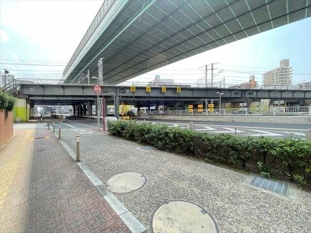 東側道路の交通量は少なく、道幅が広く取られているため、運転のしやすい道路になっています。