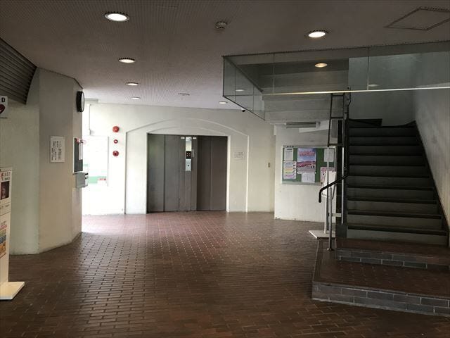 広々としたロビーは挨拶しやすい空間になっています。