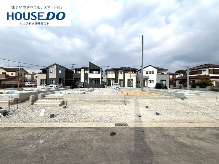 【現地見学会 開催中】実際に現地へ行き、お子様と一緒に小学校までの経路を確認したり、近隣の同施工会社の完成物件へ行き完成後の雰囲気を体感したりといった見学ツアーをしませんか?(2月1日撮影)