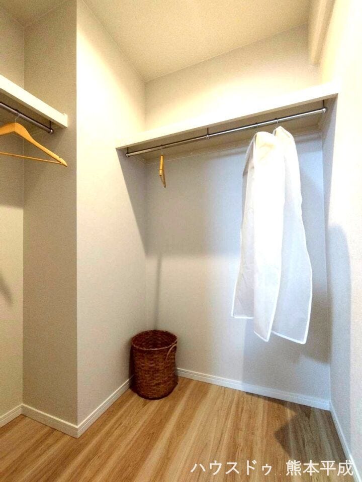 洗面所に洋服がかけられるスペースがあります!