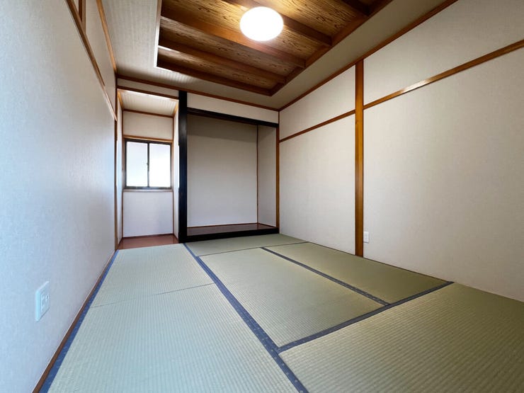 室内(2026年5月)撮影
◎本日案内可能◎
2階和室は6.5帖です。掛け軸や生け花など趣味に合わせた使い方ができる床の間付きです◎