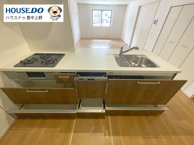 ご家族の様子を感じながらお料理ができる食洗機付のシステムキチンです。フラット型の換気扇はお手入れらくらくです。