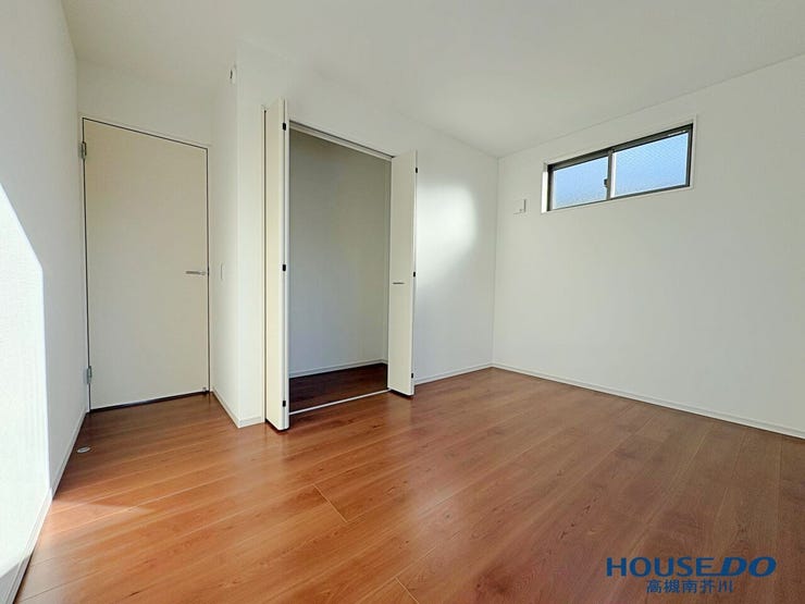 洋室6.5帖
大きなクローゼットがありますので洋服、小物の収納もばっちりです。