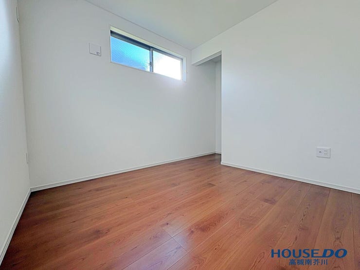 洋室5帖
2面の窓に加え、オープンクローゼット完備です。
2面窓があると明るいですね。