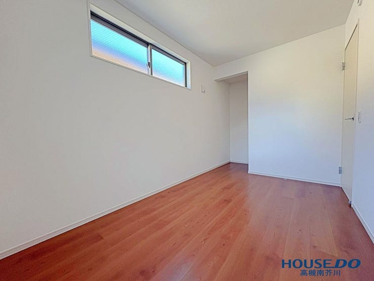 洋室4.5帖
納屋扱いですが、窓もありますよ。
こちらのクローゼットはオープンクローゼット。