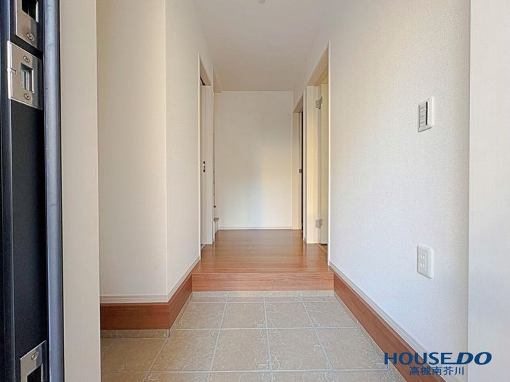 広い玄関です。
また、玄関ポーチにより玄関ドアがちょっと奥まっていますので、雨の日でも濡れずに家の中に入れるのが助かります。