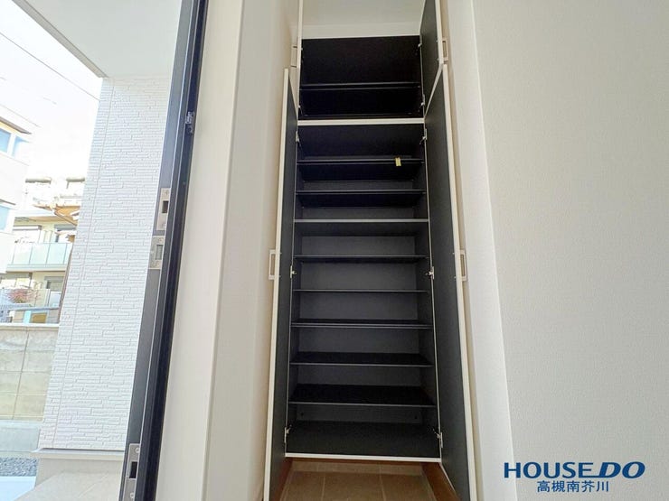 玄関にある収納です。
たっぷりスペースがありますので家族みんなの靴を充分収納できます。