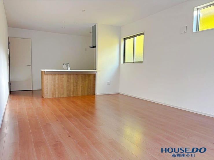 LDK17帖
キッチンからの見晴らしと、窓が3面あることの採光の良さが光ります。LDKの形もよいので家具の配置もいろいろ楽しめます。