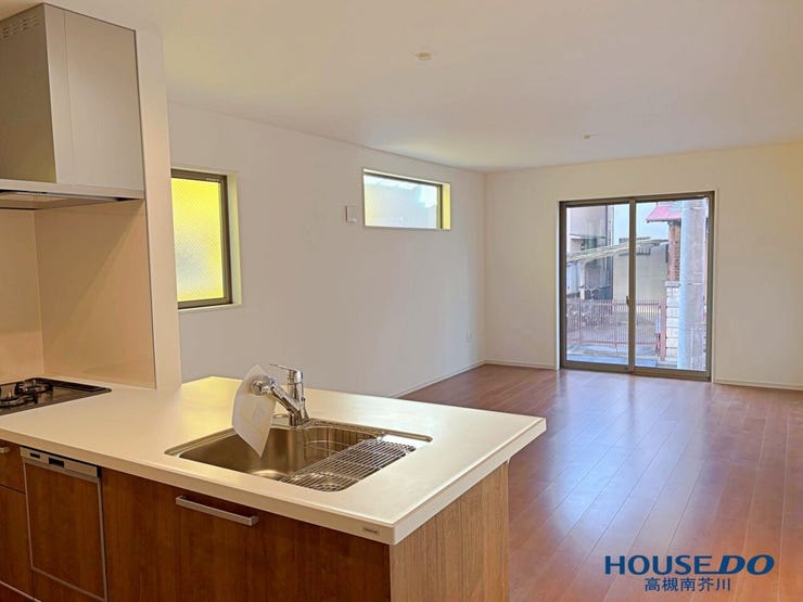 キッチンからの見晴らしいいですよ。
こんな明るい、使い勝手の良いキッチンを使って家族みんなで食事を作ったら楽しいでしょうね。