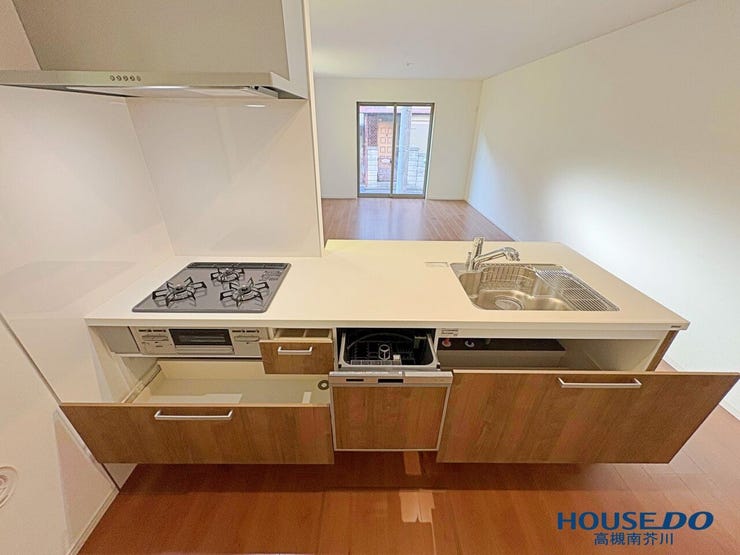 キッチンには食器洗浄乾燥機も完備。
食後には家族団らんの時間が楽しめます。
収納もたっぷりですっきり片付けできます。