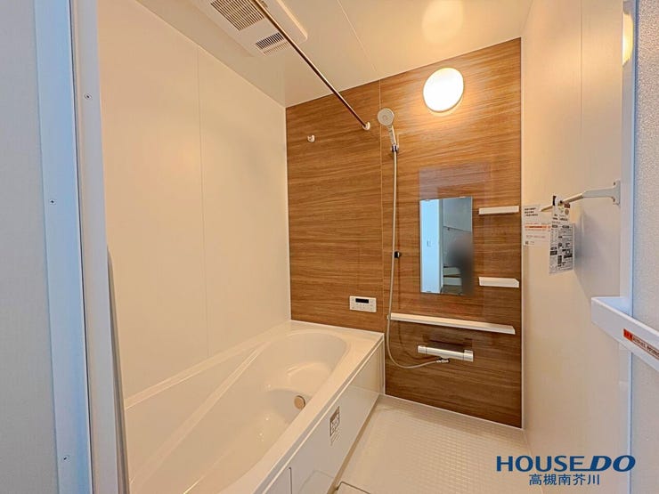 足の伸ばせる広い湯船でリラックスできます。
浴室暖房乾燥機も完備しておりますので梅雨、黄砂の日の洗濯乾燥にも大活躍します。