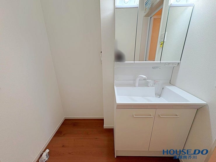 シャンプートレッサー付きの洗面台。朝の忙しい時間に助かりますね。
洗面台の鏡の裏にも収納がありますので、小物が片付いてスッキリ!!