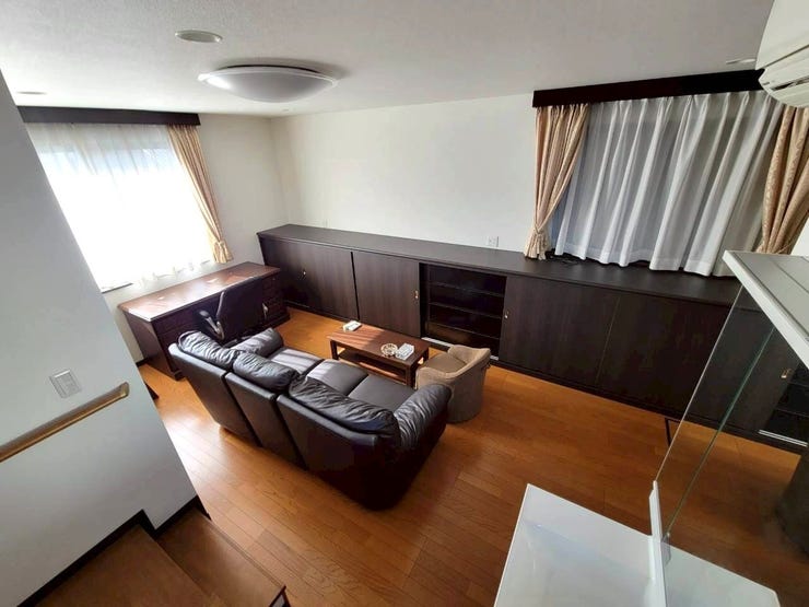 屋上テラスに続く10帖の洋室は、南向きに窓があるため明るい陽射しが差し込みます。