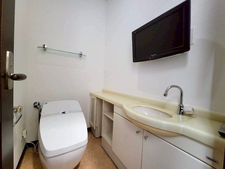 モニター付きのトイレは、洗面台も完備されており、機能性抜群ですね。
洗面台下には収納スペースが確保されているため、掃除道具や備品などもスッキリ収納することが可能です。