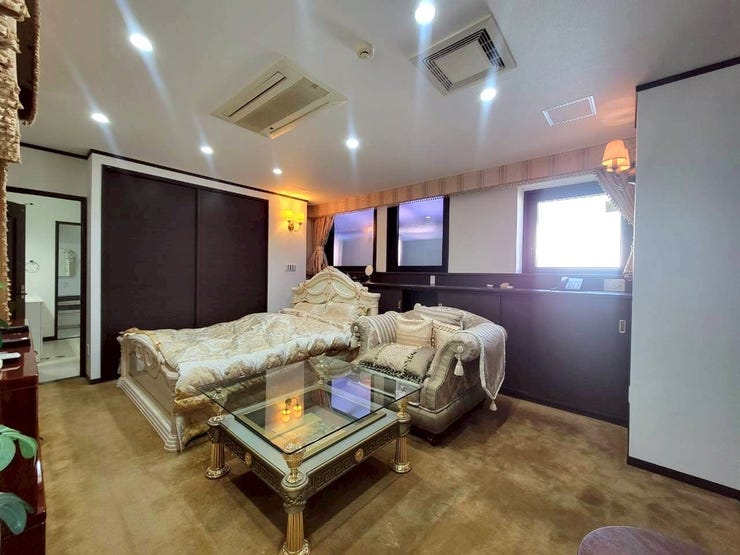 12帖の洋室には出窓があり、小物を置いてインテリアを楽しむこともできます。
洗面台につながっているため、主寝室として使用すると動線がシンプルで過ごしやすくおすすめです。