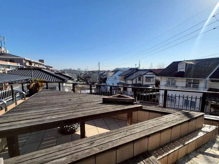 屋上テラスは木製のテーブル等が完備されており、落ち着いた雰囲気でガーデニングやお食事を楽しむことが可能です。