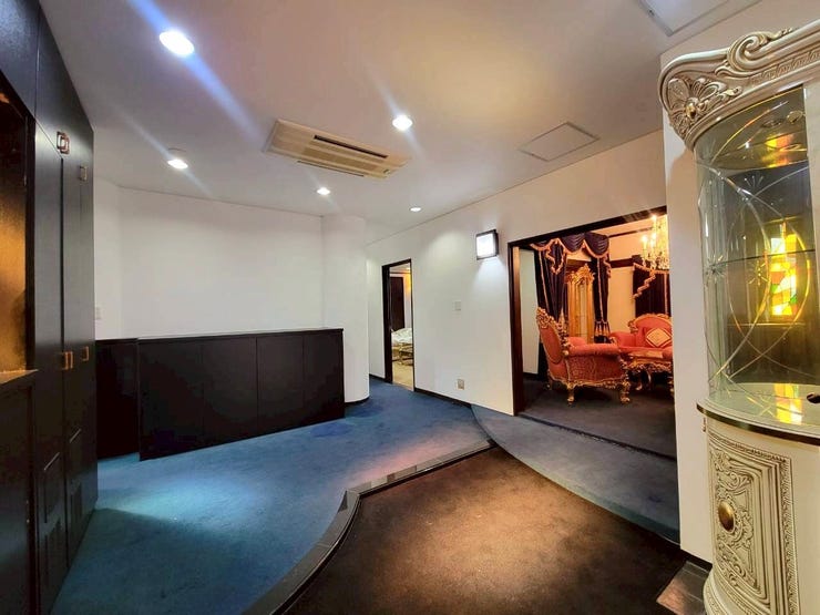 両開きの玄関を開けると広々とした空間が広がります。
すぐ横には8.5帖の洋室があり、来客時の待合室として使用するのもいいですね。