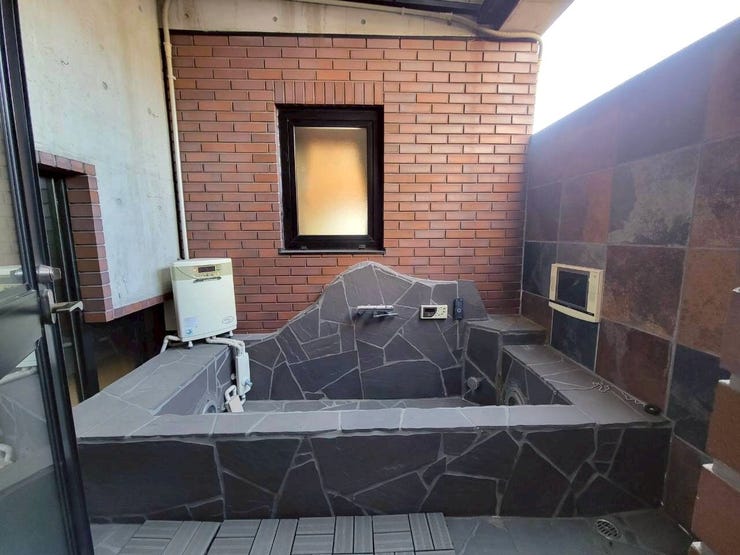 中古住宅ではなかなかお目にかかれない露天風呂付のお家。
サウナもついているので、サウナ後に露天風呂で外気を浴びて整うのは気持ちよさそうですね♪