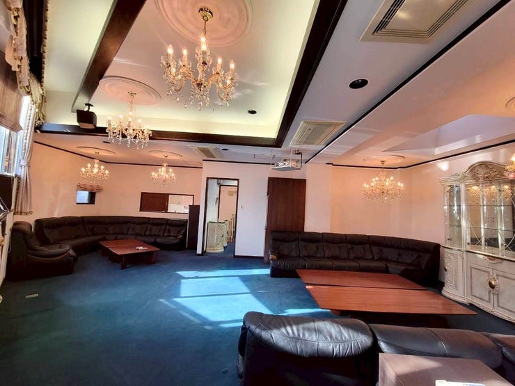 24帖のリビングは、南向きに大きな窓があり、一家団欒のスペースに明るい陽射しが差し込みます。