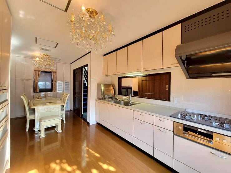 8帖のダイニングキッチンは、テーブル等の家具を置いても十分な広さがあり、動線がシンプルでお料理もしやすそうですね♪