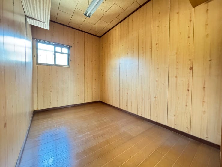 納戸。季節の物を収納できます。