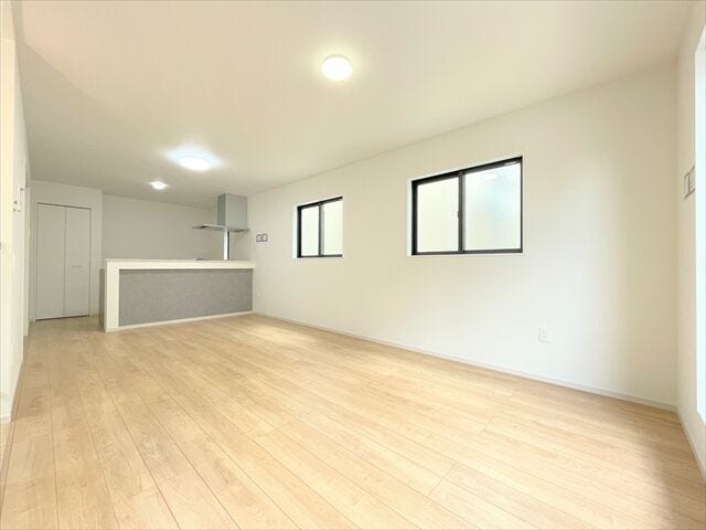 キッチンやダイニングも見渡せるので、別々の場所にいても時間を共有しやすいです。
家族みんながそれぞれに好きなことを楽しめるのも大切なことですね。