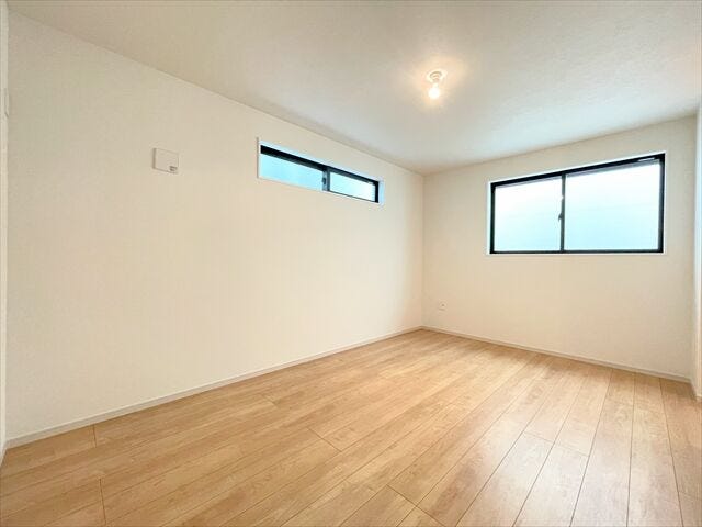 2面採光で明るい洋室。
寝室や子ども部屋として使いやすい一室です。