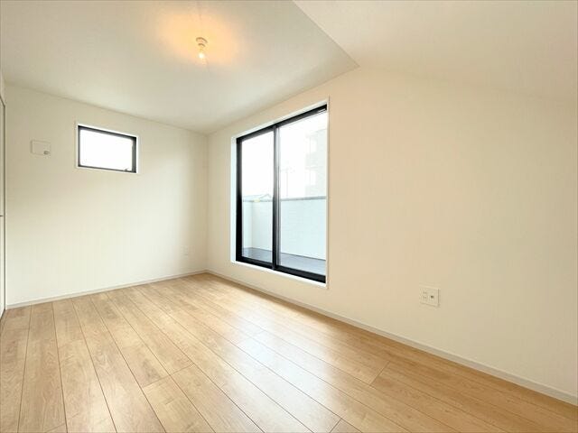 バルコニーに面したお部屋です。
お天気のいい日にはたっぷりと陽を取り込むことができ、
ベッドの上のお布団もふかふかになりそうですね。