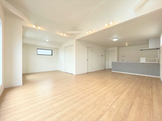 広々とした空間にスッキリと家具を配置すれば、
いつでも片付いた状態をキープできます。