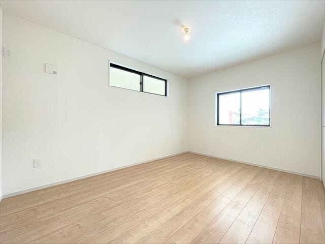2面採光で明るい洋室。
寝室や子ども部屋として使いやすい一室です。