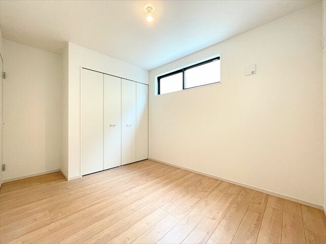 壁が白いのでプロジェクターを設置して映画やYouTubeなど楽しめます♪
部屋がおしゃれなシアタールームのように変身◎