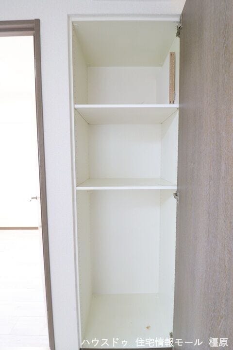 廊下にも収納スペースがございます