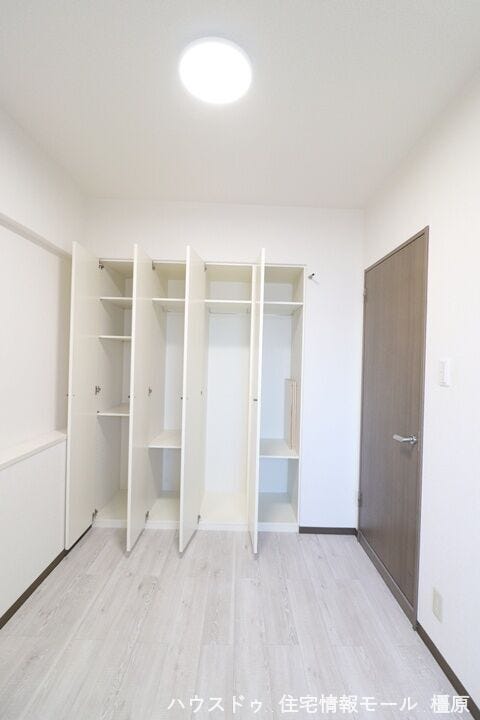 【4.1帖】こちらのお部屋にも大容量の収納スペースがございます
