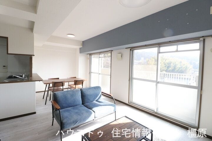 LDKは南向き!クロス・フロアタイル貼替済です