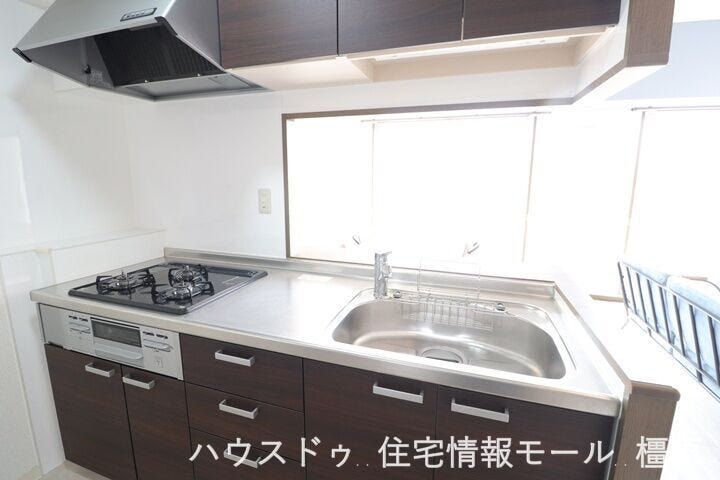 2023年に新調されたシステムキッチン。3口コンロでお料理がはかどります。