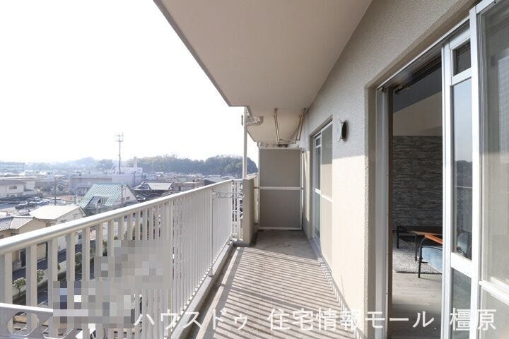 日差しがたっぷり降りそそぐ南向きバルコニー。冬場でもお洗濯物がしっかり乾きます。