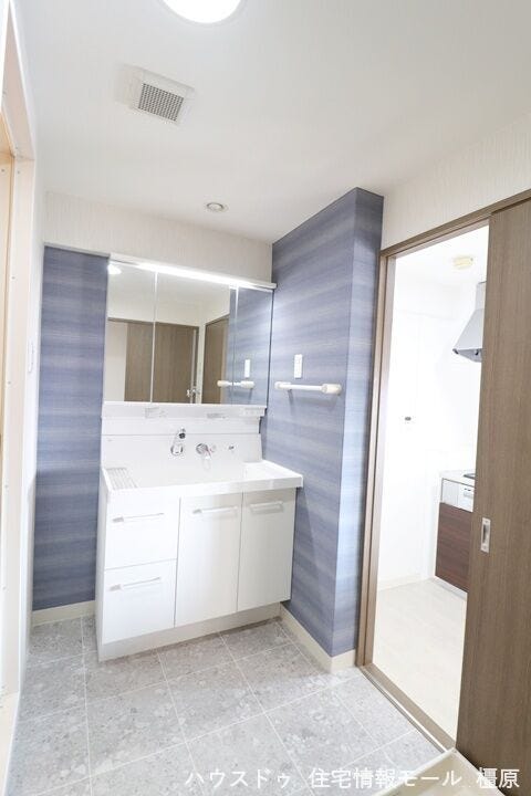 キッチンと玄関側の2か所から出入りできる便利な間取り。洗面台は2023年に新調されています