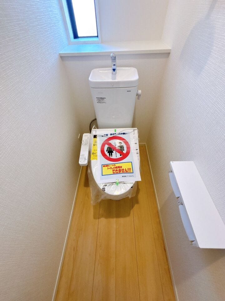 温水洗浄便座はトイレットペーパーの使用量を減らせるため、肌への負担が軽減され、特に敏感肌の方に適しています!