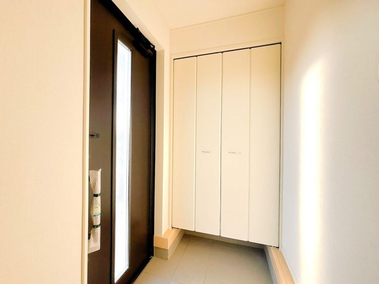 大容量のシューズボックスで靴の種類や季節に応じて多くの靴を収納でき、家族全員分の靴を一箇所にまとめて管理できます。