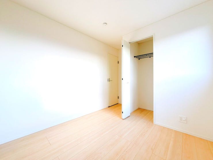 部屋の広さが適度なため、家具の配置やインテリアデザインがしやすく、狭すぎず広すぎない居心地の良い空間を作れます。