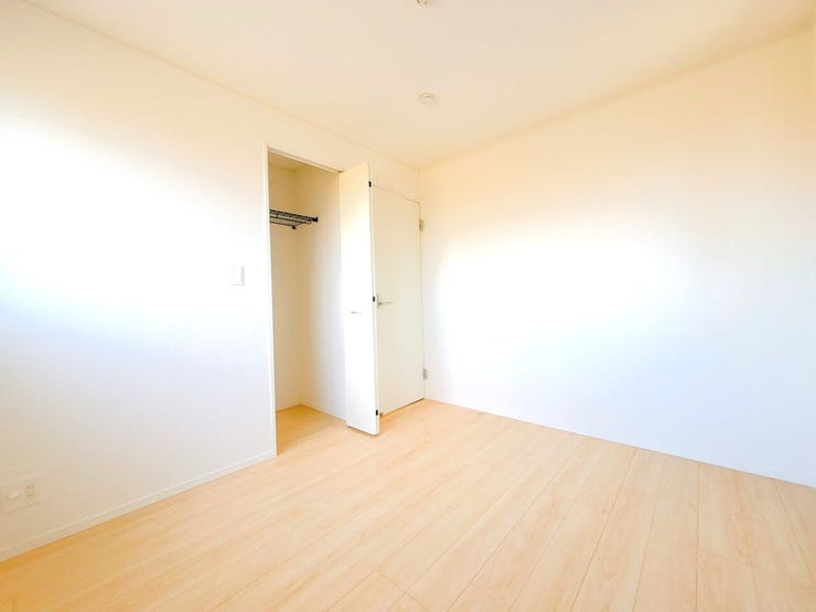 コンパクトなデスクとチェアを置いて、自宅での作業や勉強のための集中スペースにもなります。