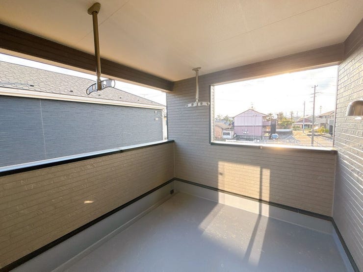 インナーバルコニーは雨や風、直射日光を防ぐ構造になっているため、洗濯物を干す場合でも安心して使用できます。