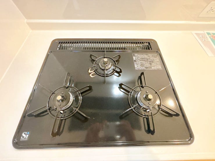 三口コンロは強火、中火、弱火を使い分けて、それぞれに適した調理ができます。