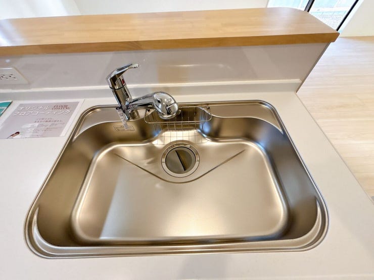 広いシンクはまな板や鍋など大きなものも洗いやすいです。