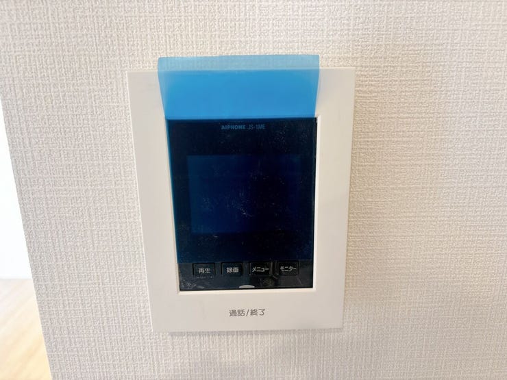 モニター付きインターホンはドアを開ける前にモニターで訪問者の顔を確認できるため、安全性が向上します。