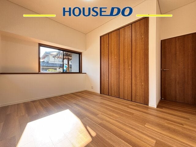 出窓もあり、時計などの小物類を置けます♪