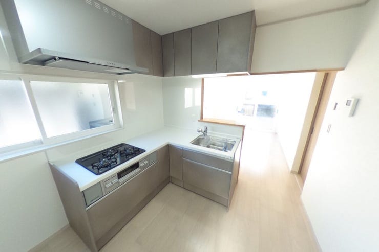 コンロは3口コンロです、。L字の広々キッチンです。(甲府市大里町 中古戸建)