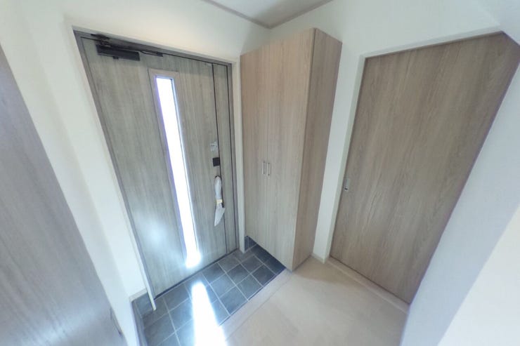 玄関には大型シューズボックスがございます。
玄関ドアはスマートキーでの開閉もできます。