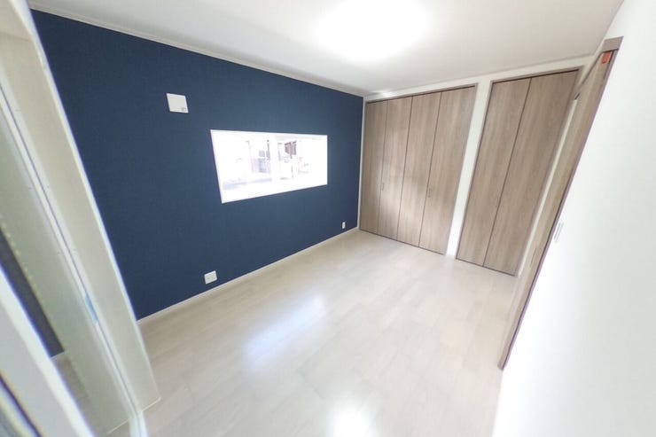 ●1階6帖洋室●充実の収納スペース♪アクセントクロスでお洒落な空間に。2カ所ある窓はどちらもシャッター付き♪(甲府市大里町 中古住宅)