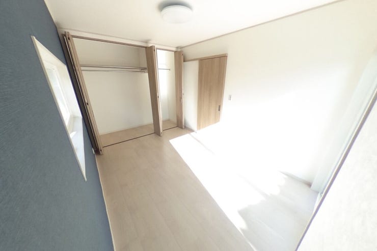 ●1階6帖洋室●アクセントクロスがおしゃれな洋室です。(甲府市大里町 中古戸建)